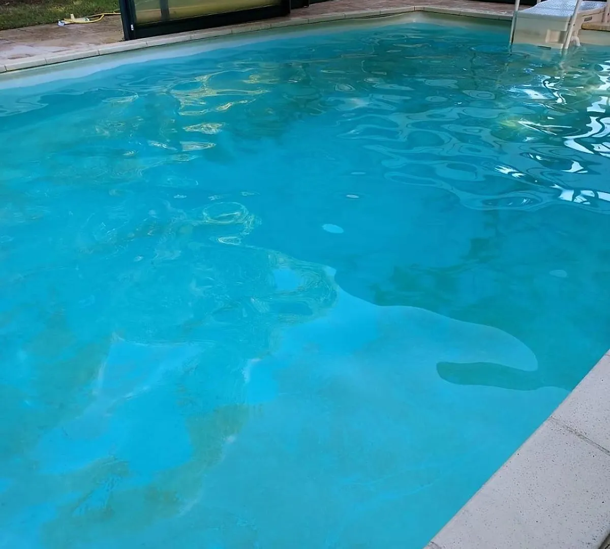 Farmyard At Kerespars, 3 Houses, Sleeps 30 With Pool Leuhan 0*,  Frankrike
