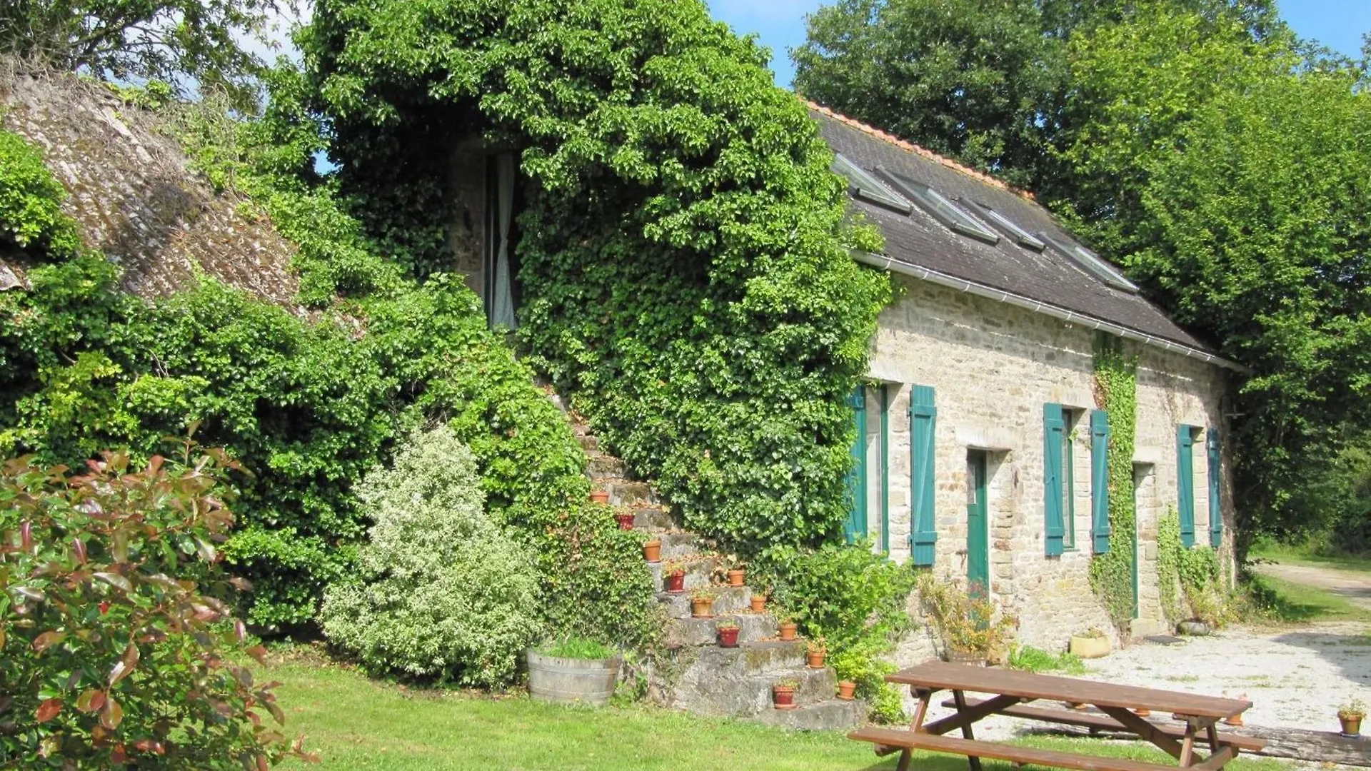 Semesterbostad Farmyard At Kerespars, 3 Houses, Sleeps 30 With Pool Leuhan